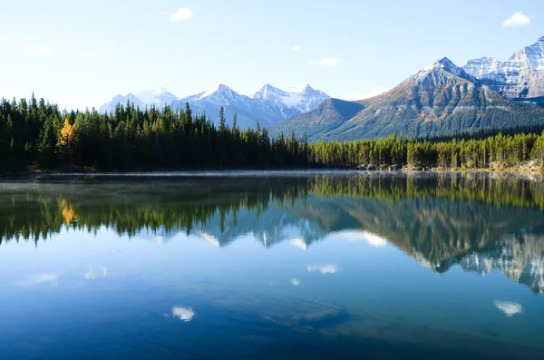 Lago Herbert en la mañana de otoño, Rockies canadienses — Foto de Stock