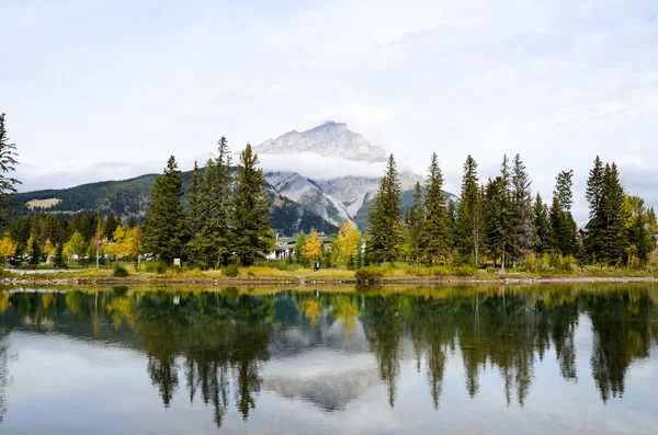 Banff en otoño, Bow River y Cascade Mountain, Rockies canadienses — Foto de Stock