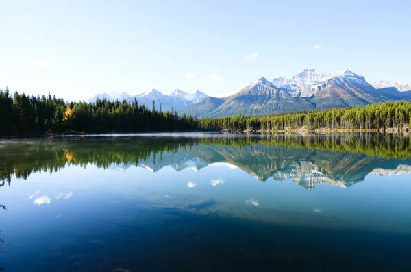 Lago Herbert en la mañana de otoño, Rockies canadienses — Foto de Stock