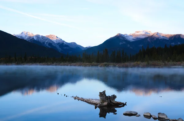 Lago Vermilion y las Montañas Brilladas por el Sol de la Mañana en la Mañana de Otoño, Rockies Canadienses — Foto de Stock