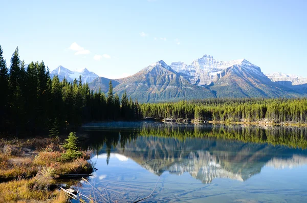 Herbert jezioro w jesieni rano, Canadian Rockies — Zdjęcie stockowe
