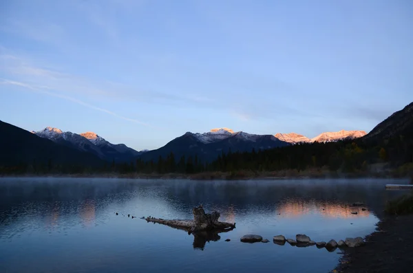 Lago Vermilion y las Montañas Brilladas por el Sol de la Mañana en la Mañana de Otoño, Rockies Canadienses — Foto de Stock