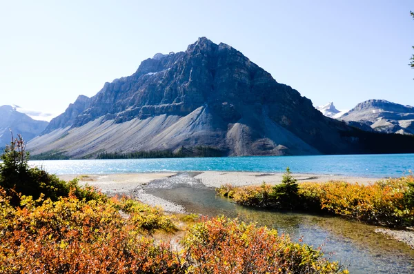 Bow Lake en otoño, Rockies canadienses — Foto de Stock