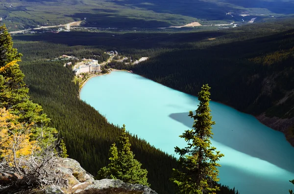 Lake Louise büyük Beehive sonbahar, Kanada Rocky Dağları bakan.
