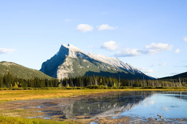 Monte Rundle y el lago Vermillion en la noche de otoño, Rockies canadienses — Foto de Stock