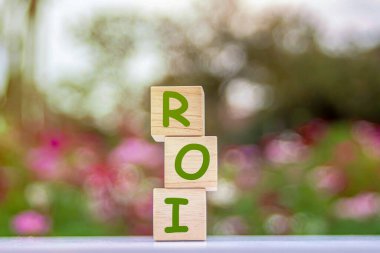 Yatırım veya maliyetten geri dönüş net gelirle yatırım arasındaki oran. Yüksek ROI, yatırımdan elde edilen kârın maliyete kıyasla tatmin edici olduğu anlamına gelir.