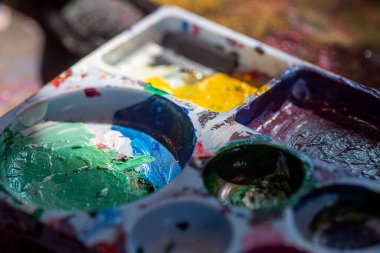 Sanatçı Paleti Yaratıcı Çalışma Alanında Zengin Renkler ve Kalın Doku Soyut Arkaplanı ile Renkli Akrilik Boyası