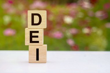 DEI çeşitlilik özsermaye ve kapsama sembolü. Bloklardaki DEI çeşitlilik özsermayesi ve kapsamı kavramsal sözcükler. Güzel turuncu arka plan. İş DEI çeşitlilik sermaye ve kapsama kavramı.