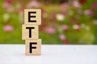 ETF, Ticaret Fonu anlamına geliyor. Borsada listelenmiş bir endeks yatırım fonu ve endeksin hareketiyle yakından eşleşen getiriler üretme politikası var..
