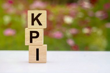 Bir organizasyonun, çalışanlarının veya projelerinin başarısını değerlendirmek ve ölçmek için kullanılan temel performans göstergeleri.