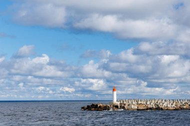  Dalgakıran Kıyı Feneri Baltık Denizi Bulutları Altında Mavi Gökyüzü ve Dalgalı Suyla Deniz Manzarası