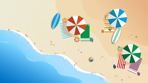 Şemsiyeli, havlulu, sörf tahtalı ve aksesuarlı güneşli bir sahil manzarası. Deniz, kum ve renkli plaj parçalarının vektör düz tasarımı ile yaz tatili konsepti