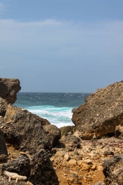 Kayaların arasından bir manzara, lav kayaları. Güzel, güçlü, mavi bir deniz