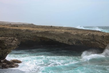 Burada, bu adada neredeyse hiç sessiz olmaz. Neredeyse her zaman rüzgarlıdır ve dalgalar kayalara çarpar.
