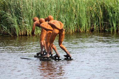Sanatçı Hans Jouta 'nın maratoncuları efsanevi hız patencileri Jeen Wester, Hilbert van der Duim ve Jos Niesten' i resmediyorlar. Eernewoude, Friesland 'da suda konuşlanmış. Heykel, zengin buz pateni geleneğine bir övgü niteliğindedir.