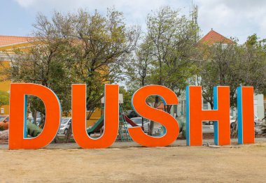 Punda, Willemstad, Curaao 'da bulunan parlak turuncu harflerle ikonik Dushi işareti. Yerel dili, Karayip kültürünü ve adanın sıcak ve misafirperver ruhunu sembolize eden popüler bir turizm merkezi.