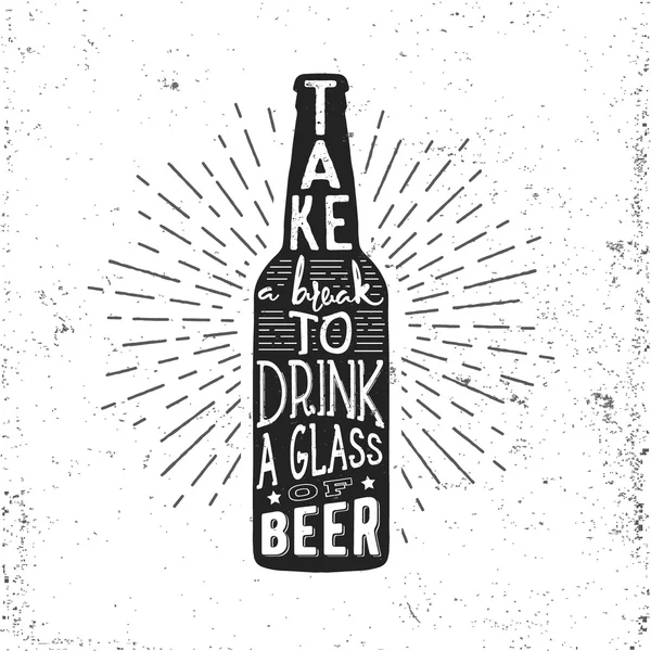 Χέρι συρμένο vintage ετικέτα με μπουκάλι μπύρας, sunburst και γράμματα. Εικονογράφηση διάνυσμα. — Διανυσματικό Αρχείο
