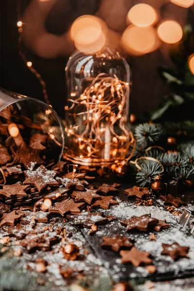 Geleneksel zencefilli kurabiyeler, arka planda bokeh lambalı. Dikey fotoğraf, Tatil sezonu etkinliği.