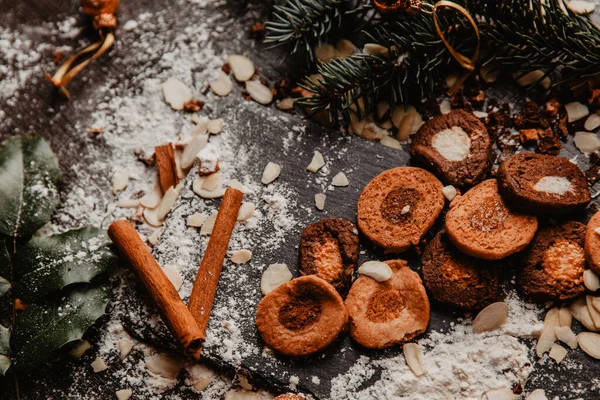 Tarçın çubuklarıyla çevrili bir kavanoz ev yapımı kurabiyenin yer aldığı kırsal bir Noel ayini. Çam dalları, kış mevsimi için mükemmel sıcak bir atmosfer ekler..