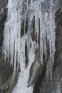 buz sarkıtları closeup inerler çatıdan