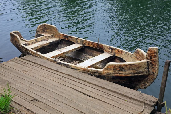 Viejo barco de madera en el río — Foto de Stock