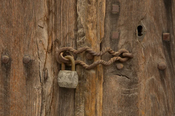 Vorhängeschloss an einer alten Holztür — Stockfoto