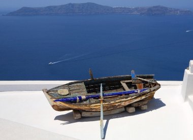 eski ahşap balıkçı teknesi Santorini