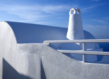 güzel bir baca ile küçük beyaz ev