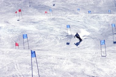 dik bir yamaçta snowboard yarışçısı