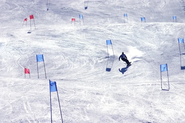 急斜面のスノーボードレーサー — ストック写真
