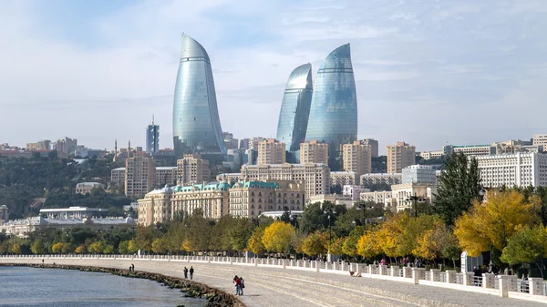 Baku, Azerbaijão - 18 de outubro de 2014: Torres de chamas na paisagem urbana de Baku — Fotografia de Stock