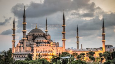 Istanbul, Türkiye - Eylül, 2013 - Sultanahmet Camii (Sultan Ahmet Camii), Unesco Dünya Mirası alanı, alacakaranlıkta, Sultanahmet manzarasına bakan Boğaziçi, Istanbul, Türkiye, Avrupa