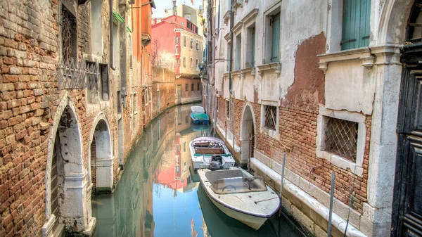 Venice, Italy - February 17, 2015: View from one of the many canals of Venice — Stock Photo, Image