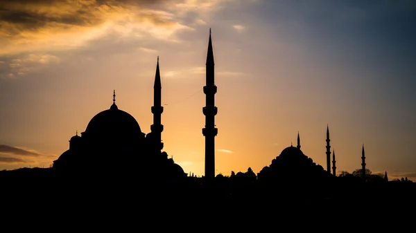 Istanbul, Turchia - 14 febbraio 2016: Silhouette del centro storico - Moschee Sultanahmet al tramonto a Istanbul Turchia — Foto Stock