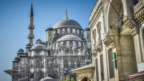 Istanbul, Turkey - April 28, 2012: The Yeni Cami (New Mosque), or Valide Sultan Mosque in Eminonu Istanbul — Stock Photo, Image