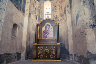 Van, Türkiye - 30 Eylül 2013: Kutsal katedral iç çapraz (Akdamar Kilisesi)
