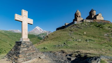Gergeti, Georgia - 5 Ağustos 2015: Gergeti Trinity Kilisesi'nin haçı