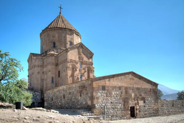 Van, Turkije-30 september 2013: kathedraal van het Heilig Kruis (Akdamar Kilisesi) op het eiland Akdamar (Aghtamar) — Stockfoto