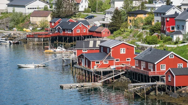 Reine, Norveç - 2 Haziran 2016: Norveç'in ünlü balıkçı köyü Reine'den manzara