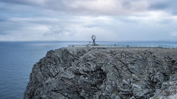 Nordkapp, Norwegen - 6. Juni 2016: Globendenkmal am nordkapp, dem nördlichsten Punkt Europas — Stockfoto