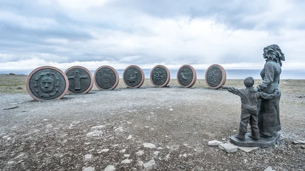 Nordkapp, norwegen - 6. juni 2016: kinder der erddenkmäler bei nordkapp — Stockfoto