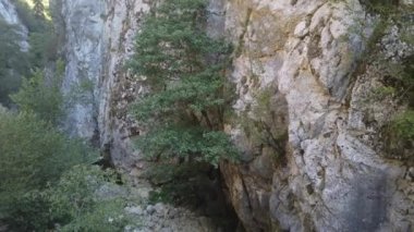 Türkiye 'nin Kastamonu kentindeki Kure Dağları Ulusal Parkı' ndaki Horma Kanyonu 'nda su akıntısı olan yüksek uçurum
