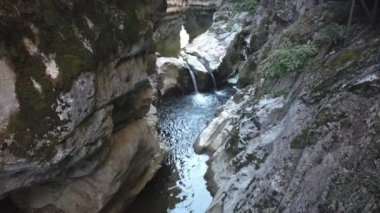Kure Dağları Ulusal Parkı, Kastamonu, Türkiye 'de su akıntısı ve ahşap patikalı Horma Kanyonu