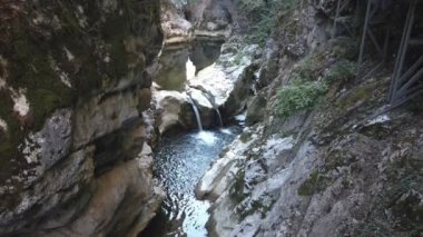 Kure Dağları Ulusal Parkı, Kastamonu, Türkiye 'de su akıntısı ve ahşap patikalı Horma Kanyonu