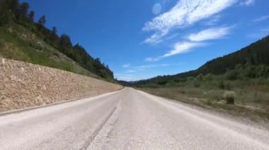 Türkiye 'nin Kastamonu kentinde ülke rotası, seyahat kavramı konsepti konsolu kameralı POV