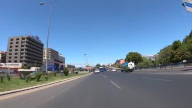 Ankara, Türkiye - Ağustos 2020: Bakış açısı Kizilay şehir merkezinden geçiyor