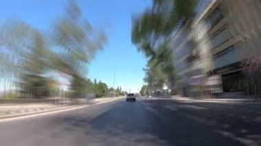 Ankara, Türkiye - Ağustos 2020: Ankara sokaklarında sürüşe bakış açısı. Şehir sokaklarında hızlı araba hipersürati kavramı konsept kamera POV