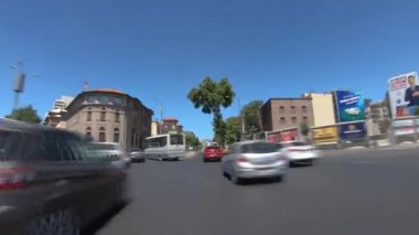 Ankara, Türkiye - Ağustos 2020: Ankara sokaklarında sürüşe bakış açısı. Şehir sokaklarında hızlı araba hipersürati kavramı konsept kamera POV