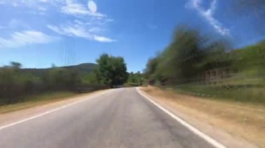 Kastamonu, Türkiye - Ağustos 2020: Varış Noktası ülke yolunda yüksek hızda sürüyor. Türkiye 'nin Kastamonu kentindeki hızlı araba hipersüratli seyahat kavramı kontrol kamerası POV' u