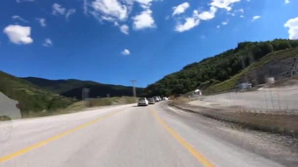 トルコのカスタモウ 2020年8月 トルコのカスタモウにあるイルガス山国立公園に登る高速道路 ポイントビューの国のルート高速車の高速道路の旅行のコンセプトダッシュカムPovで運転 — ストック動画